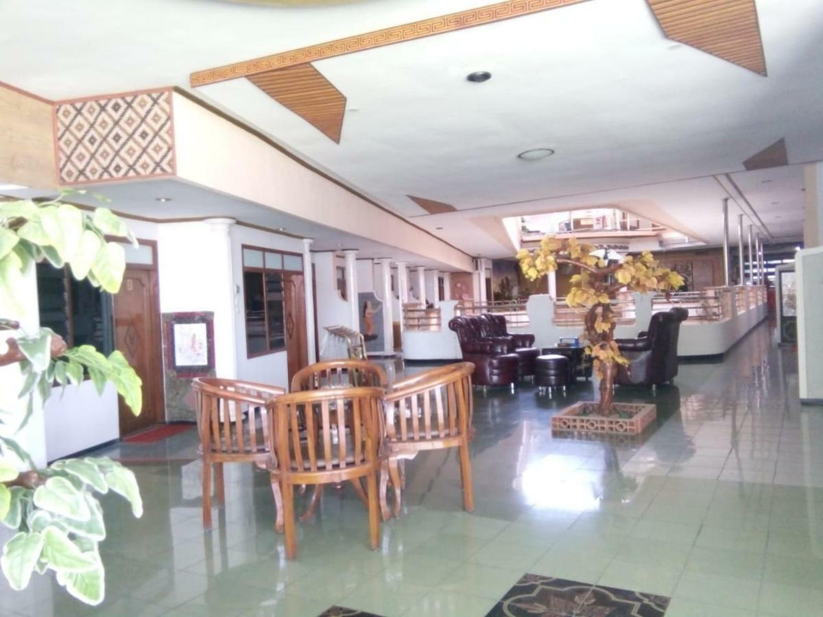 New Merdeka Hotel Jembel Buitenkant foto